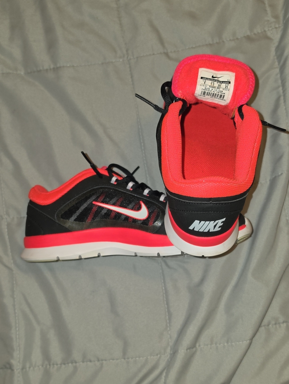 Nike Womens Black and Bright Pink Athletic Sneakers